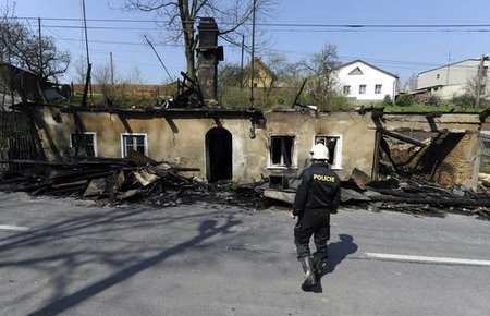 Neznámí pachatelé vhodili v noci na 19. dubna zápalné láhve do rodinného domu ve Vítkově na Opavsku. Při následném požáru byli zraněni tři lidé, mezi nimi dvouleté dítě, které utrpělo popáleniny na 80 procentech těla.