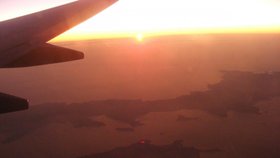 Čtenář nafotil lesní požáry v Řecku z okna letadla cestou z dovolené