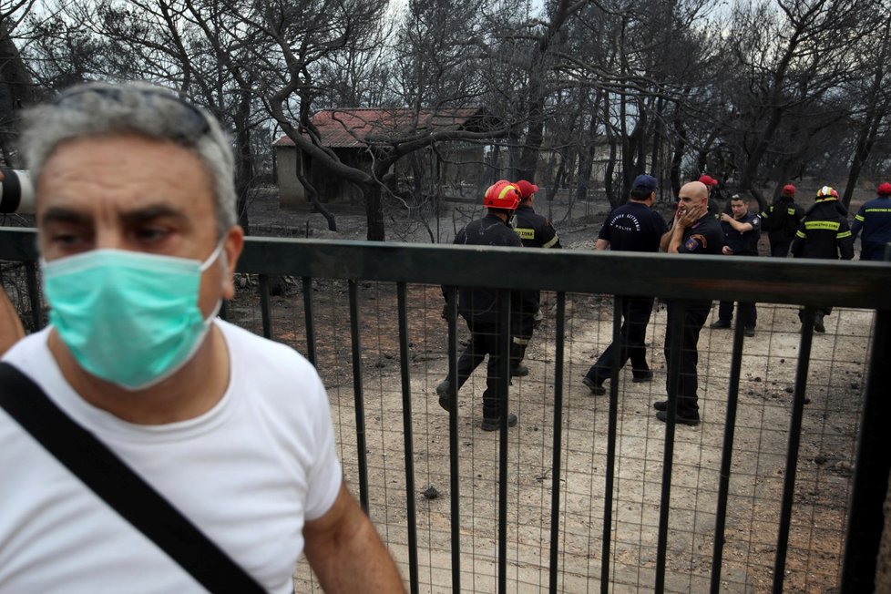 Hasiči kontrolují ohořelé pozůstatky po požáru v Mati na východě Atén
