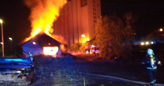 V Řeporyjích hořela drážní budova. Dvě hodiny zabraly hasičům, než oheň zkrotili