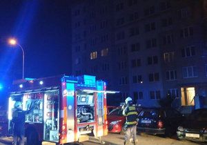 Hasiči v noci zasahovali v Řepích. Úplně tam vyhořel jeden z bytů panelového domu.