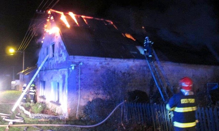 Přivolaní hasiči se snažili dům uhasit.