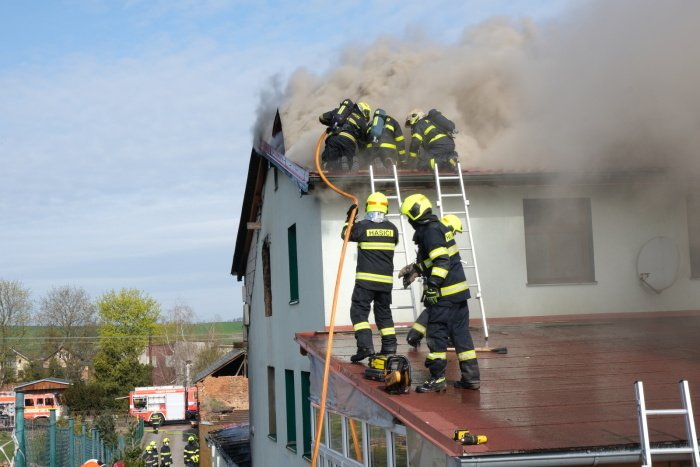 Požár připravil rodinu o střechu nad hlavou i zemědělské stroje.