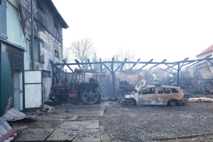 Požár připravil rodinu o střechu nad hlavou i zemědělské stroje.