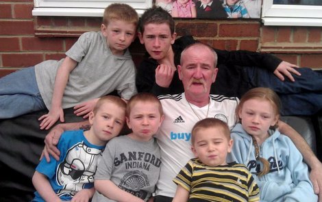 Mick Philpott s dětmi, z nichž šest jich kvůli němu zemřelo.