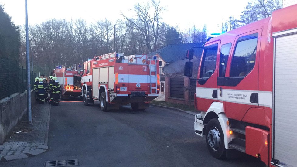 K požáru rodinného domu v Benicích vyjížděli ve středu večer hasiči. Záchranáři z místa odvezli popáleného muže.