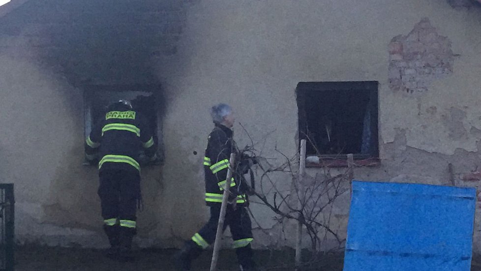 K požáru rodinného domu v Benicích vyjížděli ve středu večer hasiči. Záchranáři z místa odvezli popáleného muže.