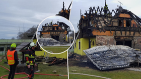 Požár rodinného domu na Berounsku způsobil škodu 12 milionů. Dva hasiči se zranili