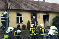 Dům vyhořel kvůli černé palírně, nelegální alkohol zaujal policisty i celníky