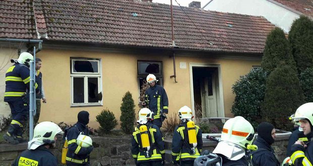 Dům vyhořel kvůli černé palírně, nelegální alkohol zaujal policisty i celníky