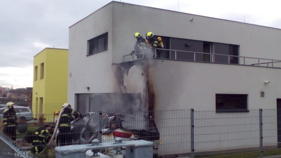 Požár garáže rodinného domu na Černém Mostě.