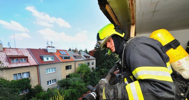 Hasiči zasahovali u požáru rodinného domu v pražských Košířích.