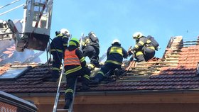 K požáru rodinného domu vyrazili hasiči v pátek odpoledne do Veselí nad Moravou na Hodonínsku. Co bylo příčinou a jaký je rozsah škod, není zatím známo.