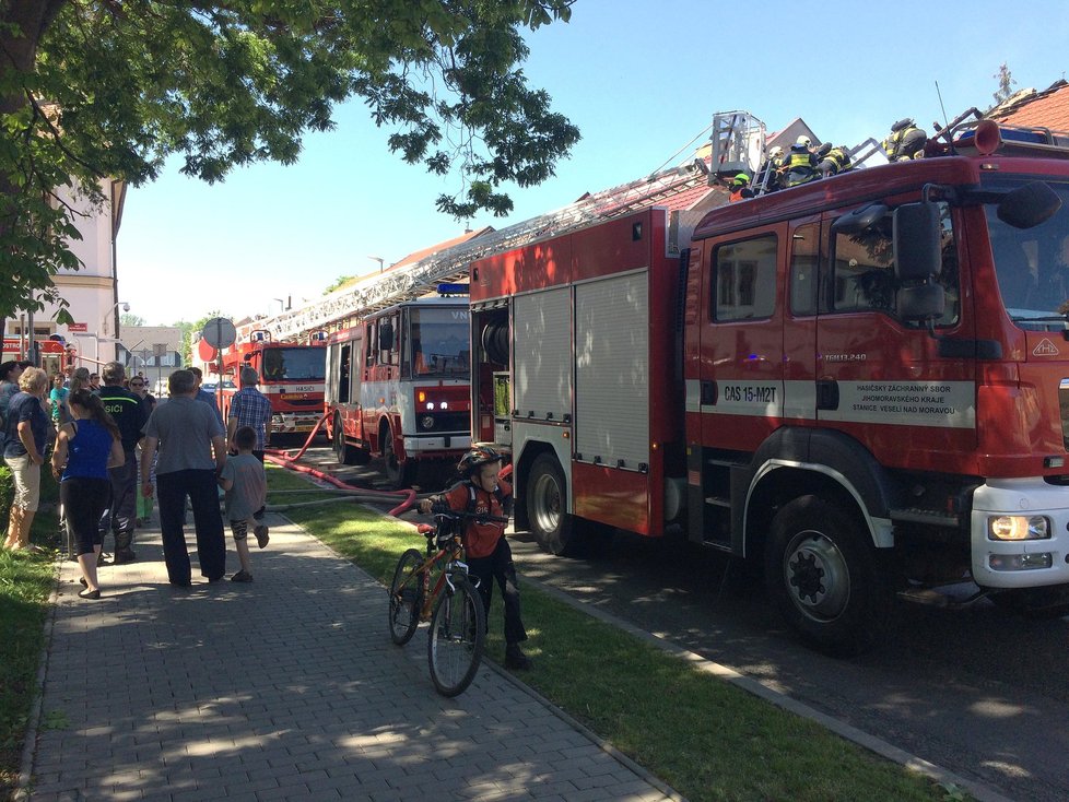 K požáru rodinného domu vyrazili hasiči v pátek odpoledne do Veselí nad Moravou na Hodonínsku. Co bylo příčinou a jaký je rozsah škod, není zatím známo.