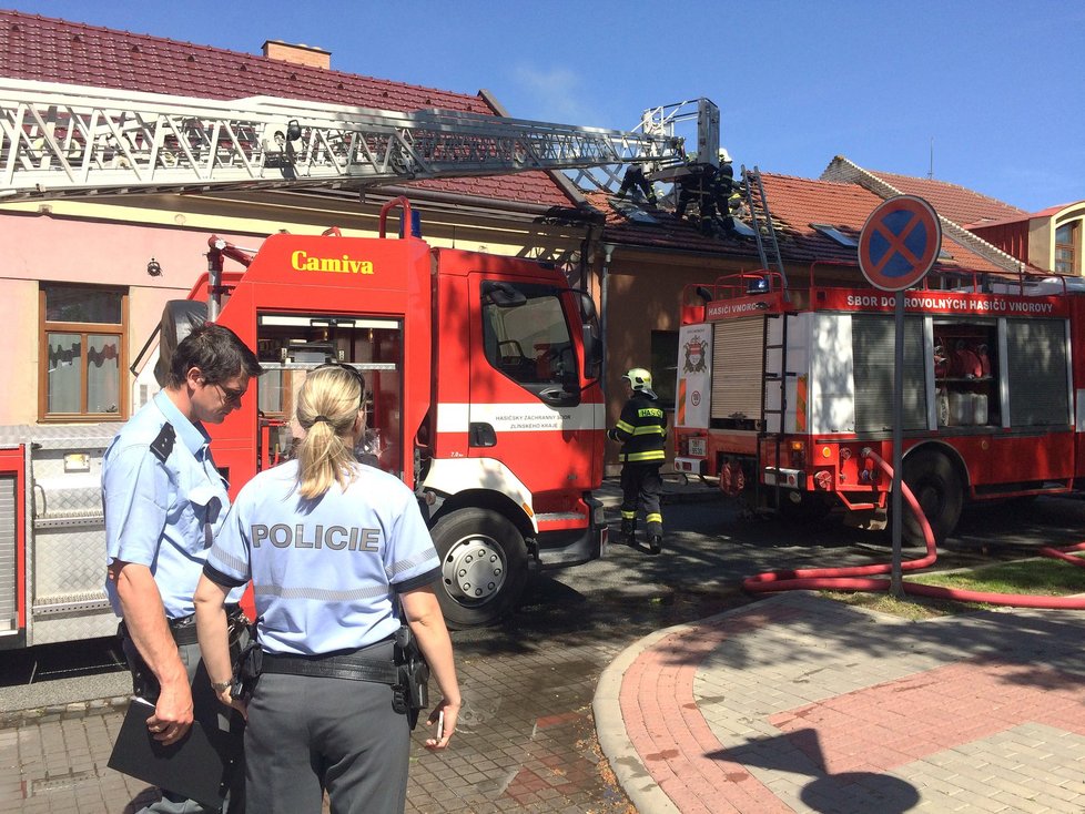 K požáru rodinného domu vyrazili hasiči v pátek odpoledne do Veselí nad Moravou na Hodonínsku. Co bylo příčinou a jaký je rozsah škod, není zatím známo.