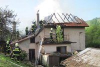 Požár rodinného domu na Vsetínsku: Oheň nápachal škodu za 1,5 milionu