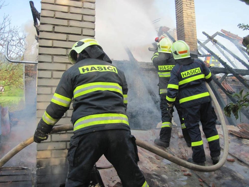 Požár rodinného domu na Vsetínsku způsobil škodu za 1,5 mil. Kč.