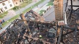Rodina přišla o střechu nad hlavou: Hasiči krotili požár domu čtyři hodiny
