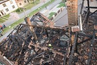 Rodina přišla o střechu nad hlavou: Hasiči krotili požár domu čtyři hodiny