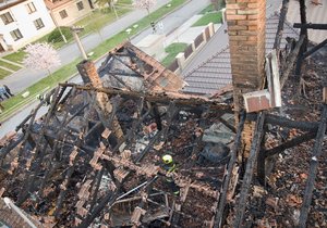 Čtyři hodiny zasahovalo sedm jednotek hasičů u požáru střechy rodinného domu v Nemoticích na Vyškovsku.