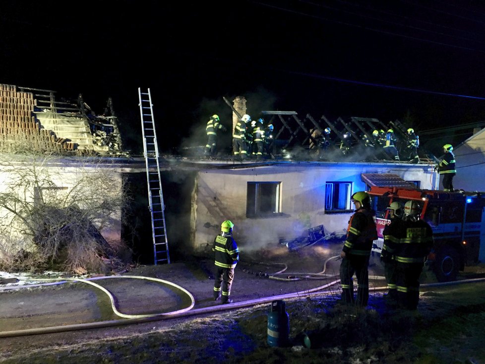 Ničivý požár v pondělí zničil rodinný dům na Znojemsku. Do nemocnice musela žena, její děti i jeden hasič. Otec rodiny vyvázl bez zranění.