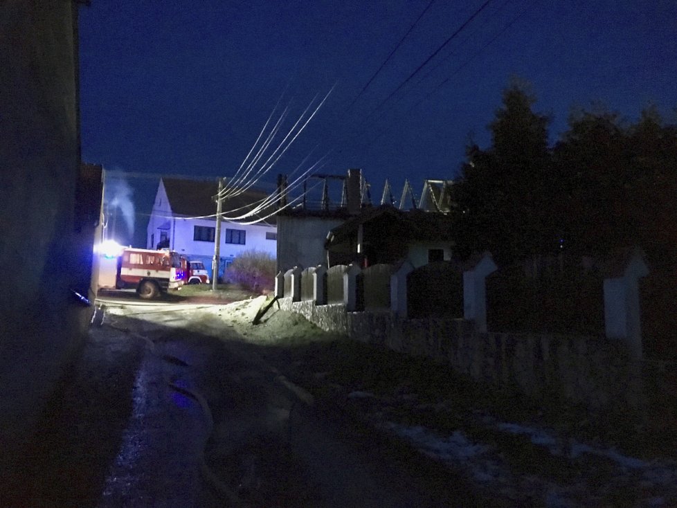 Ničivý požár v pondělí zničil rodinný dům na Znojemsku. Do nemocnice musela žena, její děti i jeden hasič. Otec rodiny vyvázl bez zranění.