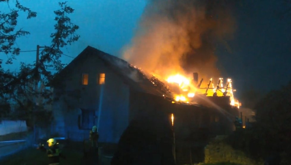 Požár rodinného domu v Podlažicích