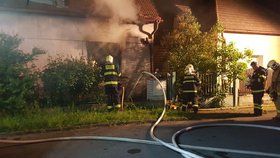 K požáru rodinného domu v obci Zeleneč vyjížděli hasiči z Prahy.