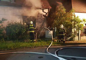 K požáru rodinného domu v obci Zeleneč vyjížděli hasiči z Prahy.