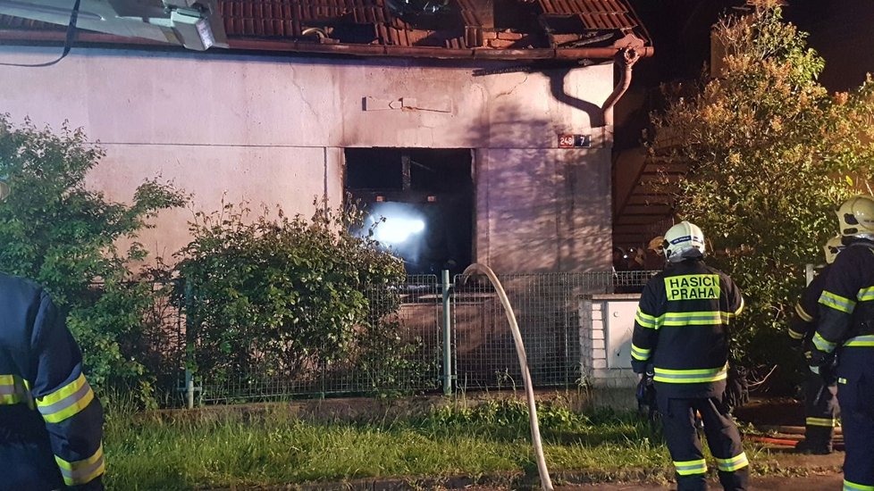 K požáru rodinného domu v obci Zeleneč vyjížděli hasiči z Prahy.