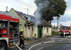 Přibližně dvě hodiny dnes hasili hasiči požár rodinného domu ve Skoronicích na Hodonínsku. Jeho příčina je neznámá.