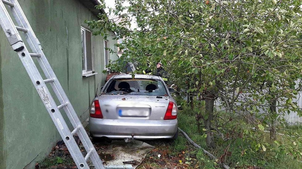 Přibližně dvě hodiny dnes hasili hasiči požár rodinného domu ve Skoronicích na Hodonínsku. Jeho příčina je neznámá.