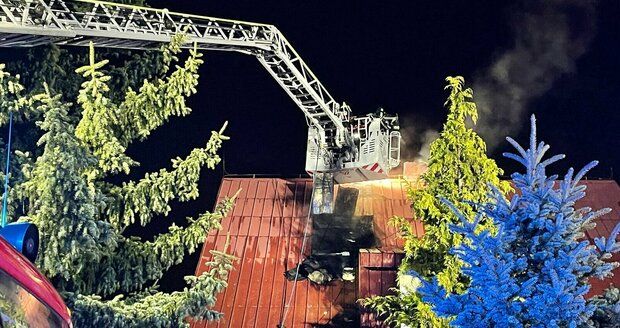 Požár zachvátil dům na východě Prahy: Zkrotit ho přijelo šest jednotek hasičů