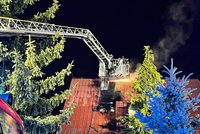 Požár zachvátil dům na východě Prahy: Zkrotit ho přijelo šest jednotek hasičů