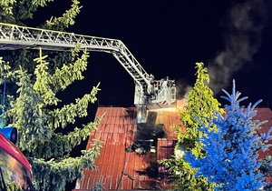 Hasiči zasahující u požáru střechy rodinného domu v pražských Běchovicích (30. 3. 2022)