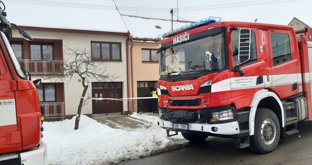 Při nedělním požáru rodinného domu v Rousínově zemřel starší muž, dvě ženy skončily v nemocnici.