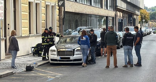 Na Smíchově v noci hořel luxusní Rolls-Royce: Škoda za milion korun!