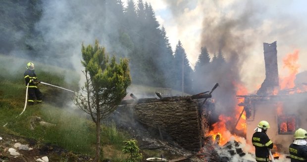Beskydskou roubenku v Morávce na Frýdecko-Místeku pohltil oheň. Škoda je nejméně milion korun.