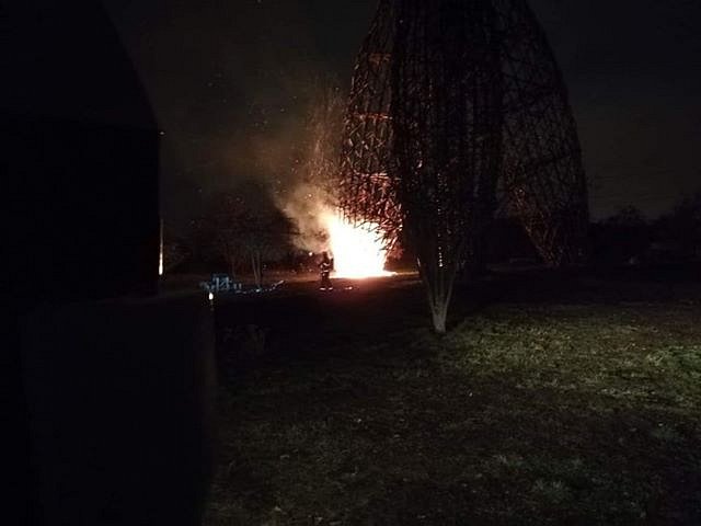 Plameny sahaly až do výšky 6 metrů! Nebýt zásahu hasičů, mohla celá rozhledna lehnout popelem.