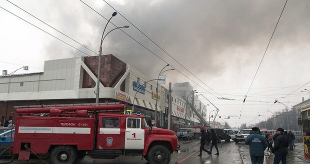 Řekni mamince, že jsem ji milovala. Vzkazy uhořelých dětí z obchodního centra budí hrůzu