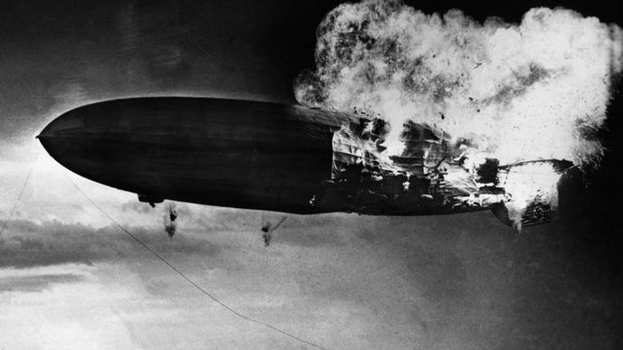Požár rychle zachvátil záď stroje, která začala nekontrolovatelně klesat k zemi ocasem napřed. Ještě než Hindenburg dopadl na přistávací plochu, byl už celý v plamenech.