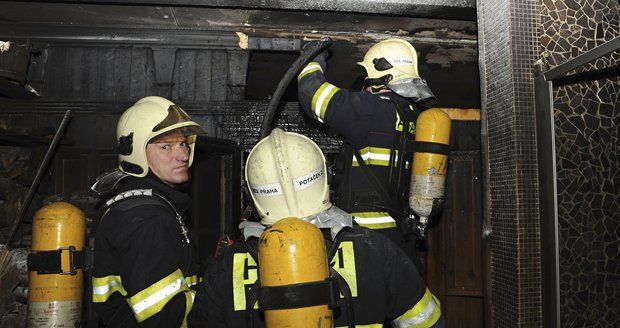Při požáru sauny v Praze 6 se zranil člověk.