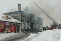 Střecha hotelu hořela, hosté v klidu popíjeli