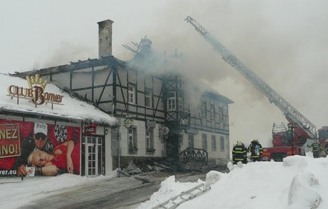 Střecha hotelu hořela, hosté v klidu popíjeli