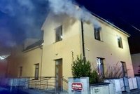 Drama v Počernicích: Rodinný dům zachvátil požár, obyvatele museli zachraňovat ze střechy