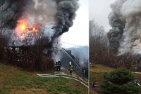 Hasiči likvidovali požár malebné roubenky: V ruinách našli mrtvého muže