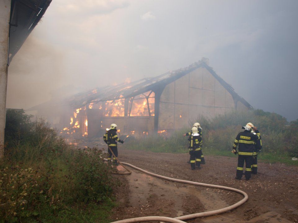 Požár sena ve stodole