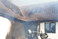 V Sibřině u Prahy hořel rodinný dům: Požár likvidovalo devět jednotek hasičů