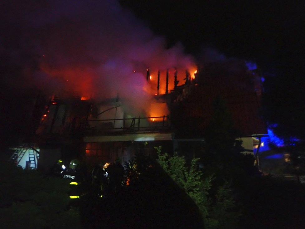 Rodinný dům ve Skalici u Frýdku-Místku zasáhl ničivý požár.