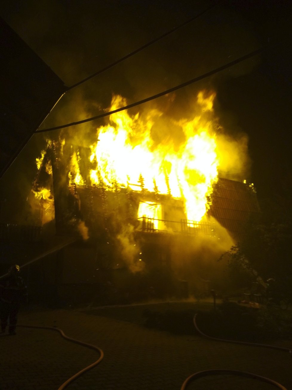 Rodinný dům ve Skalici u Frýdku-Místku zasáhl ničivý požár.